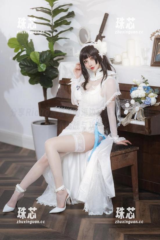 Rioko凉凉子 分享Rioko凉凉子的海边写真集,背影里的小挑战与欢乐!