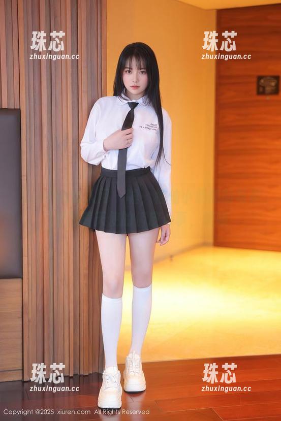 Xiuren秀人网-柚柚小奶瓶 Xiuren秀人网 - 嘘,柚柚小奶瓶的写真里藏着天使的俏皮心事,啧啧