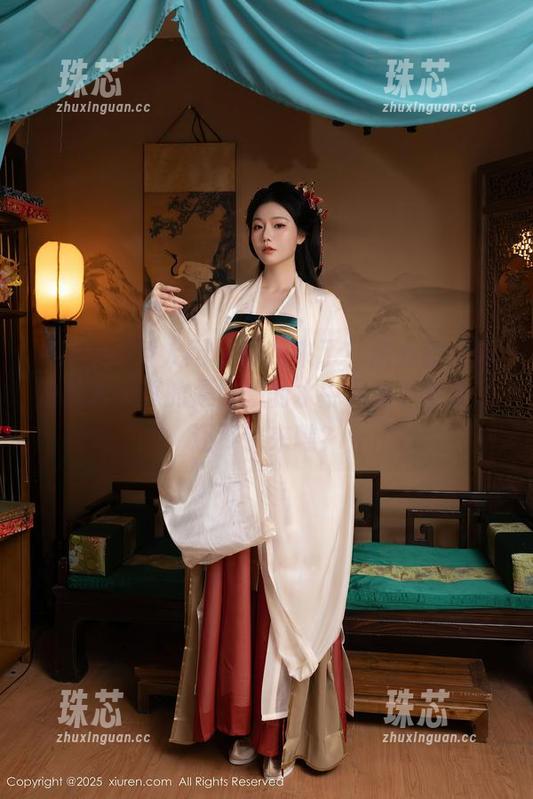 Xiuren秀人网 - 图包来了！鹿小茜在泳池玩水，真的是隐藏的水中女神？更新了还不快来瞧？