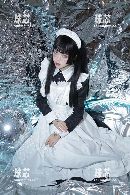 fushii_海堂 一霎那,fushii_海堂红裙在高清照片中闪现,似乎有最近的流行元素