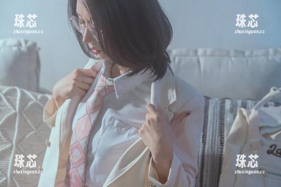 云溪溪奶桃 作品集更新——云溪溪奶桃变身圣诞女郎,送你‘别闹’的冬日暖意!