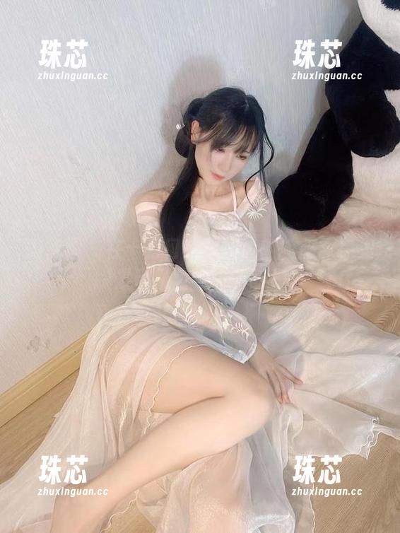 十万口草莓粥粥 微密圈 - 在十万口草莓粥粥的校服图包里发现暴露年龄的时光