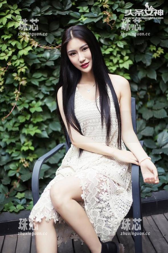 头条女神 - 迪爱儿奶牛系列：图片中的牛与人的默契，谁说只有牧民才能有牛气？