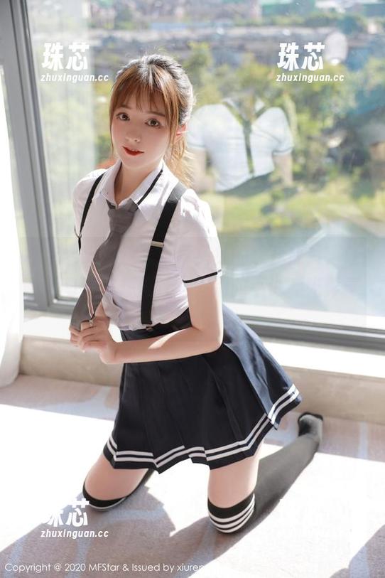 模范学院-草莓兔兔 模范学院 - 这张草莓兔兔的黑色照片,让人好奇她在想些什么,别的不说,光影真妙。