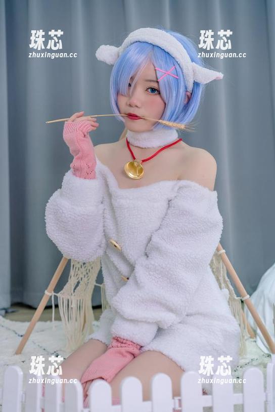 王胖胖u 看王胖胖u在泳池的“厚重”美学,写真也能玩出新花样。