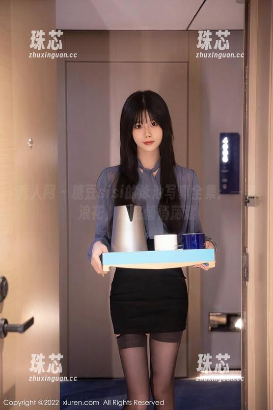 秀人网-糖豆sisi 秀人网 - 糖豆sisi的泳池写真全集:一波浪花,心底悄悄荡漾