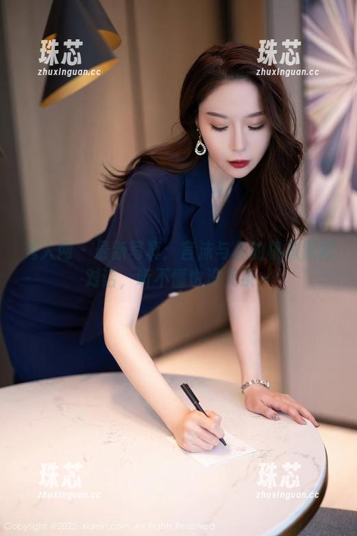 秀人网-言沫 秀人网 - 最新写真:言沫与你的棉袜默默对话,听不懂也没关系~