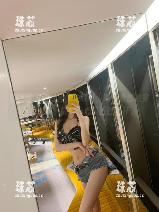 葛征 微密圈 - 在线图集:哎呀,葛征竟然敢穿红色肚兜,搞得我心里直冒冷汗。