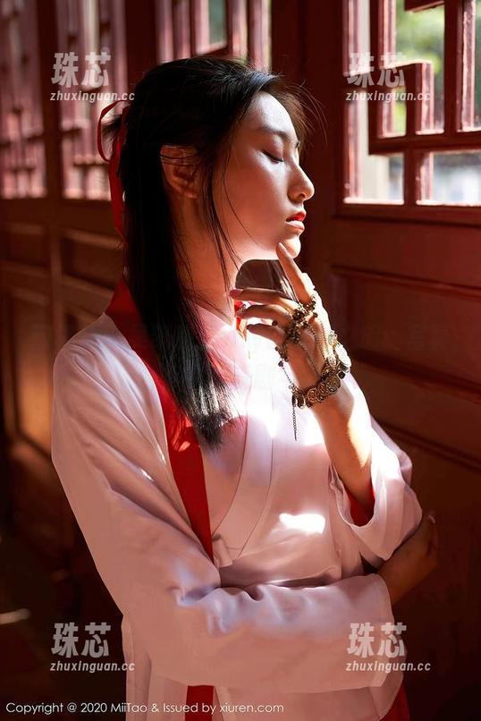 蜜桃社-吴凯莉Kelly 蜜桃社 - 吴凯莉Kelly的吊带之旅:写真合集中的戏剧与慵懒
