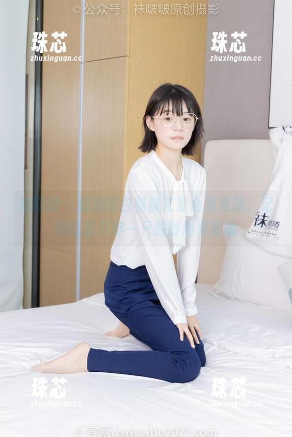 袜啵啵 - 奶油的白棉袜花絮合集更新，记得搭配只穿一只的时尚灵感哦