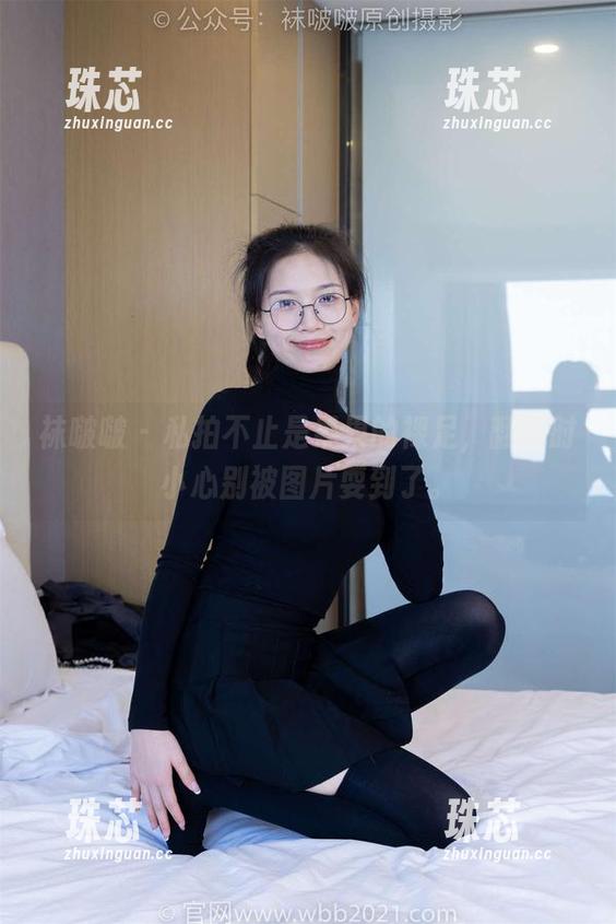 袜啵啵-果果 袜啵啵 - 私拍不止是果果的裸足,翻页时小心别被图片耍到了。