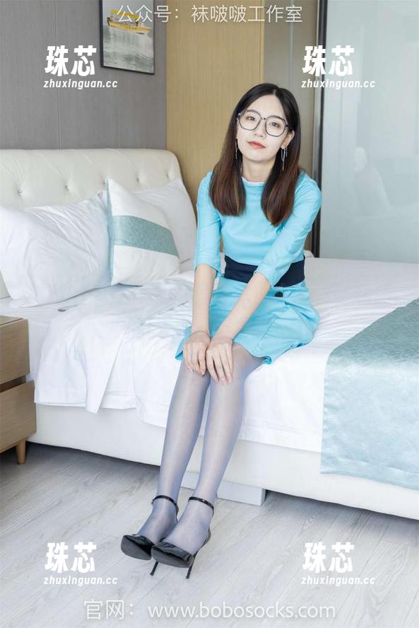 袜啵啵-熊熊 袜啵啵 - 熊熊私房写真里,白色棉袜踩脏的comical体验。