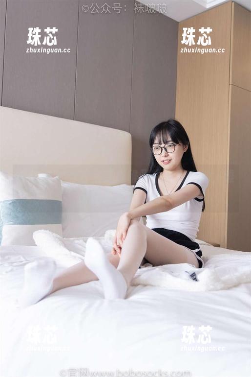 袜啵啵-稚予 袜啵啵 - 当教室变成稚予的写真之地,谁还在乎什么原图?