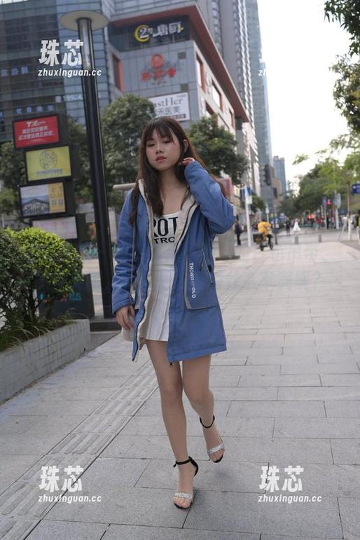 魔镜街拍-婷婷 魔镜街拍 - 图库盘点:婷婷的白色吊带、黑丝美腿,大家还在坚持什么审美呢?