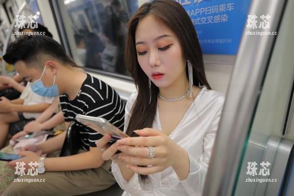 魔镜街拍 魔镜街拍:紧身瑜伽美女的灵动姿态,谁说不能边欣赏边下载?