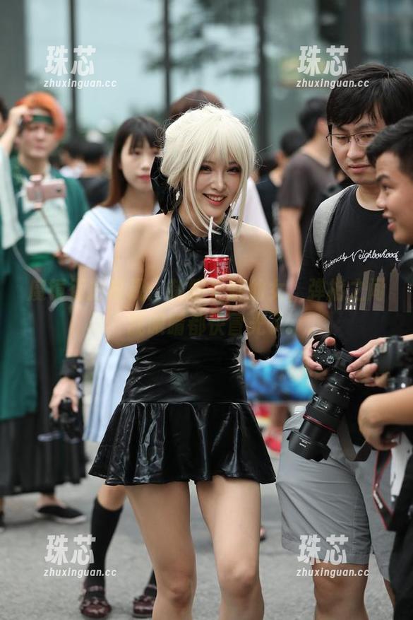 魔镜街拍 魔镜街拍再现:制服长腿仙女,弹指之间我眼睛都快冒光了