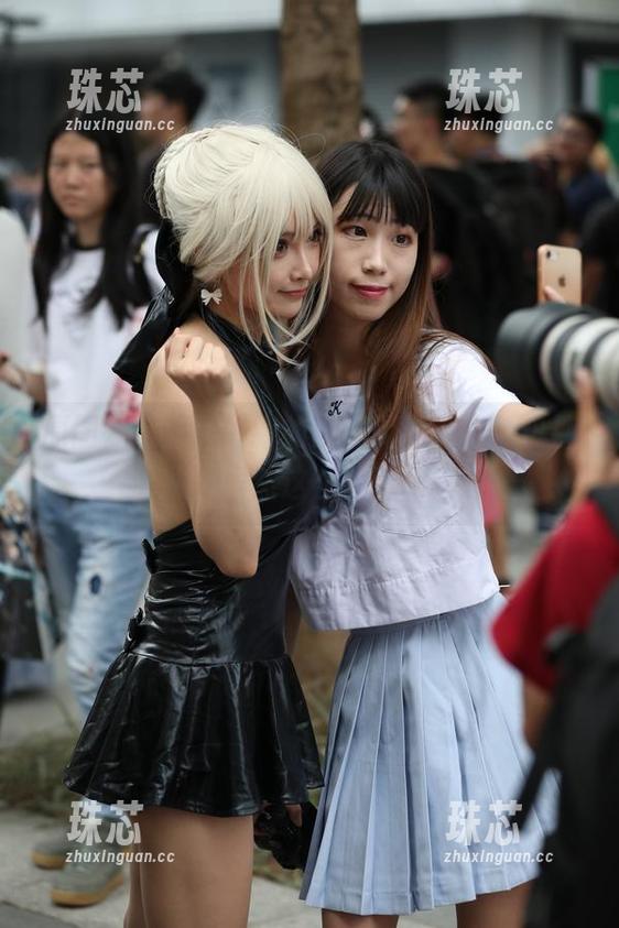 魔镜街拍 原图在这里!最新的魔镜街拍,白色热裤高跟,居然这么吸引眼球。